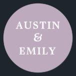 Sticker Rond Mariage de lavande moderne personnalisé<br><div class="desc">Découvrez ces mignons autocollants modernes pour votre mariage. Ils ont un joli arrière - plan de couleur, un script mignon et des noms personnalisables pour la mariée et le marié pour ajouter leur propre nom. Customisez le texte comme vous voulez pour correspondre à votre vibe mariage. Parfait pour tous les...</div>