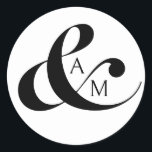 Sticker Rond Mariage de l'unité de script monogramme<br><div class="desc">Insufflez votre fête avec un charme personnalisé grâce à nos autocollants de mariage sur mesure, conçus pour incarner la grâce et le raffinement. Chaque autocollant présente votre monogramme dans une police de caractères serif distinguée, évoquant l'élégance intemporelle et la force durable de votre union. Une esperluette flottante en écriture classique...</div>