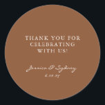 Sticker Rond Mariage de Merci Brown chaud personnalisé<br><div class="desc">Cet autocollant de remerciement rond allie simplicité intemporelle et chaleur personnelle, avec texte serif classique pour le message principal et script élégant pour les noms et la date. L'arrière - plan marron riche ajoute une atmosphère cosy et décontractée, parfaite pour des thèmes mariages modernes, rustiques, terre ou minimalistes. Idéal pour...</div>
