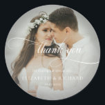 Sticker Rond Mariage de Merci de script de photo délicat<br><div class="desc">Design moderne et élégant imprimé Delicate Photo Calligraphie Script Merci Classic Round Sticker Mariage qui peut être customisé avec votre texte. Cliquez sur le bouton "Customiser" et utilisez notre outil de conception pour modifier ce modèle. Découvrez le magasin Graphic Art Design pour d'autres produits qui correspondent à ce design !...</div>