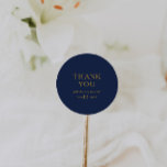 Sticker Rond Mariage de Merci en or bleu marine classique<br><div class="desc">Ce classique minimaliste bleu marine or merci mariage classique collant rond est parfait pour un mariage simple moderne romantique et élégant. La palette de couleurs bleu marine foncé et la typographie vintage minimale lui confèrent une touche formelle chic et classe. Le design est flexible, parfait pour une soirée contemporaine basique,...</div>
