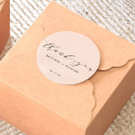 Sticker Rond Mariage de Merci simple et élégant<br><div class="desc">Cette simple calligraphie vous remercie coller avec le nom de la mariée et du marié avec la date.</div>