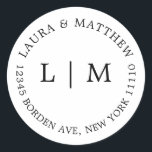 Sticker Rond Mariage de monogramme blanc<br><div class="desc">Sticker mariage moderne et minimaliste avec votre deux monogramme initial et votre adresse. Un design simple qui se révèle tout de même chic et élégant. Ces enveloppes sont une excellente façon d'ajouter une touche élégante à votre suite de faire-part de mariage.</div>