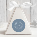Sticker Rond Mariage de monogramme bleu foncé<br><div class="desc">Scellez vos invitations et la gratitude de l'express avec nos Stickers Mariage Monogramme bleu Dusty. Parfaits pour les scellés d'enveloppe ou pour favoriser les étiquettes,  ces autocollants sont dotés du monogramme et de l'élégance classique,  ajoutant une touche de sophistication à votre papeterie mariage.</div>