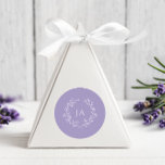 Sticker Rond Mariage de monogramme de lavande<br><div class="desc">Scellez vos invitations et la gratitude de l'express avec nos Stickers Mariage Monogramme Lavande. Parfaits pour les scellés d'enveloppe ou pour favoriser les étiquettes,  ces autocollants sont dotés du monogramme et de l'élégance classique,  ajoutant une touche de sophistication à votre papeterie mariage.</div>