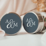 Sticker Rond Mariage de monogramme d'esperluette bleue<br><div class="desc">Scellez vos enveloppes d'invitation ou vos faveurs avec ces élégants stickers de mariage en couleur unie avec vos initiales travaillées dans un monogramme joint par une esperluette décorative,  sur un arrière - plan bleu-gris fumé. Conçu pour correspondre à nos collections Snowbound et Winter Reverie faire-part de mariage.</div>