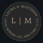 Sticker Rond Mariage de monogramme d'or noir<br><div class="desc">Sticker mariage moderne et minimaliste avec votre deux monogramme initial et votre adresse. Un design simple qui se révèle tout de même chic et élégant. Ces enveloppes sont une excellente façon d'ajouter une touche élégante à votre suite de faire-part de mariage.</div>