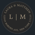 Sticker Rond Mariage de monogramme d'or noir<br><div class="desc">Sticker mariage moderne et minimaliste avec votre deux monogramme initial et votre adresse. Un design simple qui se révèle tout de même chic et élégant. Ces enveloppes sont une excellente façon d'ajouter une touche élégante à votre suite de faire-part de mariage.</div>