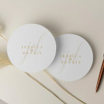 Sticker Rond Mariage de monogramme minimaliste moderne<br><div class="desc">Sticker rond minimal moderne Monogram Mariage Classic Ajoutez une touche d'élégance à votre mariage avec ces stickers ronds classiques monogrammes monogrammes modernes, minimalistes et élégants. Conçus dans des tons classiques blanc et or, ces autocollants sont parfaits pour sceller les invitations, les sacs de faveur, ou ajouter une touche personnalisée à...</div>