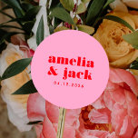 Sticker Rond Mariage de monogramme moderne rose et rouge brilla<br><div class="desc">Les stickers de mariage rose et rouge vif ajouteront un plaisir maximaliste à votre journée! Avec une police rouge étonnante et audacieuse sur un arrière - plan rose vif. Parfait pour les mariages du printemps et de l'été, les couples qui veulent insuffler énergie et joie à leur journée de mariage....</div>
