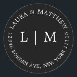Sticker Rond Mariage de monogramme noir<br><div class="desc">Sticker mariage moderne et minimaliste avec votre deux monogramme initial et votre adresse. Un design simple qui se révèle tout de même chic et élégant. Ces enveloppes sont une excellente façon d'ajouter une touche élégante à votre suite de faire-part de mariage.</div>