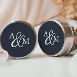 Sticker Rond Mariage de monogramme noir et blanc<br><div class="desc">Scellez vos enveloppes d'invitation ou vos faveurs avec ces élégants stickers de mariage en couleur unie avec vos initiales travaillées dans un monogramme joint par une esperluette décorative, sur un arrière - plan bleu marine pour un look simple et intemporel. Conçu pour correspondre à notre collection de faire-part de mariage...</div>