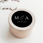Sticker Rond Mariage de Monogramme noir et blanc moderne<br><div class="desc">Élégant autocollant de mariage monogramme avec vos initiales affichées en lettres blanches sur un arrière - plan noir (ou couleur de votre choix). Personnalisez les autocollants de mariage modernes avec votre date de mariage ci-dessous. Les autocollants en monogramme noir et blanc sont parfaits pour sceller les enveloppes de faire-part de...</div>