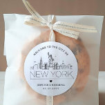 Sticker Rond Mariage de New York | Bienvenue Favoriser<br><div class="desc">Améliorez vos forfaits d'accueil mariages ou vos faveurs événementielles avec un ensemble personnalisé d'autocollants d'accueil ! Ces autocollants élégants et minimes sont conçus pour un mariage qui se déroule dans la belle ville de New York. Elles disposent d'une ligne d'horizon moderne et décorée du nom de la ville intégrée en...</div>