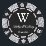 Sticker Rond Mariage de Parties scintillant de poker en argent<br><div class="desc">Célébrez en style avec ces stickers de puces de poker tendance. Le design est facile à personnaliser avec votre propre libellé et votre famille et vos amis seront ravis de voir ces fabuleux stickers de fête.</div>