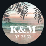 Sticker Rond Mariage de plage tropicale | Chaîne de luminaires<br><div class="desc">Des autocollants monogrammes de destination de plage avec un cadre de plage de palmiers tropicaux, des lampes à corde et un modèle texte moderne. Cliquez sur le bouton "Customiser" pour personnaliser davantage ce modèle. Vous pourrez modifier tout le texte, y compris le style, les couleurs et les tailles. Vous trouverez...</div>