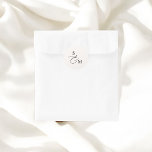 Sticker Rond Mariage de script d'amplitude de monogramme<br><div class="desc">Ajoutez une touche d'élégance à vos faveurs de mariage avec notre autocollant magnifiquement conçu. Doté d’un monogramme du couple dans une police serif classique et d’une délicate esperluette,  cet autocollant ajoute une touche sophistiquée et personnalisée à votre journée spéciale. Parfait pour rendre votre mariage plus mémorable et élégant.</div>