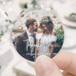 Sticker Rond Mariage de script et de Merci photo simple et mode<br><div class="desc">Ajoutez une touche personnalisée élégante aux cartes de remerciement mariages et aux faveurs de la réception avec autocollants photo ronds / scellés d'enveloppe personnalisés. L'image et toute la formulation de ce modèle sont simples à personnaliser. "Merci" peut être changé en amour & merci, bienvenue, initiales du couple, autre texte, ou...</div>