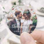 Sticker Rond Mariage de script et de Merci photo stylé simple<br><div class="desc">Ajoutez une touche personnalisée élégante aux cartes de remerciement mariages et aux faveurs de la réception avec autocollants photo ronds / scellés d'enveloppe personnalisés. L'image et toute la formulation de ce modèle sont simples à personnaliser. "Merci" peut être changé en amour & merci, bienvenue, initiales du couple, autre texte, ou...</div>
