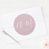 Sticker Rond Mariage de script Monogramme rose pâle minimal (Enveloppe)