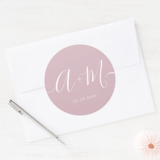 Sticker Rond Mariage de script Monogramme rose pâle minimal (Enveloppe)