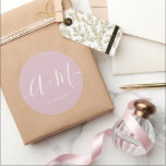 Sticker Rond Mariage de script Monogramme rose pâle minimal<br><div class="desc">Élevez les détails de votre mariage avec l'autocollant de date de mariage personnalisé Monogramme minimaliste. Cet autocollant élégant et personnalisé ajoute une touche de sophistication à votre papeterie mariage, vous permettant de présenter votre monogramme et votre date mariage d'une manière simple mais impactée. Script de typographie blanche sur rose vif....</div>