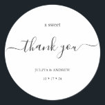Sticker Rond Mariage de script noir et blanc de base<br><div class="desc">Voici notre Sticker mariage minimaliste et tendance, avec une couleur noire et blanche. La délicate calligraphie noire ajoute une touche de sophistication à cet autocollant blanc, ce qui en fait un choix idéal pour une célébration mariage moderne. Le design romantique et minimaliste présente une typographie chic et élégante, sertie contre...</div>