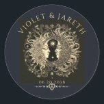 Sticker Rond Mariage des étoiles de la lune de soleil céleste<br><div class="desc">Ces autocollants ou étiquettes de mariage célestes sont l'illustration frappante d'un Soleil et d'une Lune sereins,  mais puissants,  dont les visages sont entrelacés en harmonie. Le design est orné de complexes,  fleurit à la fois dans l'imagerie et la typographie. Un style éthérée pour l'événement.</div>