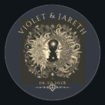 Sticker Rond Mariage des étoiles de la lune de soleil céleste<br><div class="desc">Ces autocollants ou étiquettes de mariage célestes sont l'illustration frappante d'un Soleil et d'une Lune sereins,  mais puissants,  dont les visages sont entrelacés en harmonie. Le design est orné de complexes,  fleurit à la fois dans l'imagerie et la typographie. Un style éthérée pour l'événement.</div>