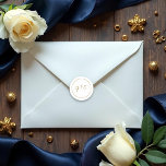 Sticker Rond Mariage d'or blanc Monogramme moderne<br><div class="desc">Il s'agit d'un autocollant monogramme moderne imprimé avec une police manuscrite. Réglez le modèle pour qu'il corresponde à vos initiales. Sticker Mariage classique rond Monogram Blanc moderne.</div>