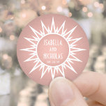 Sticker Rond Mariage d'or rose rose rose vintage Art Déco Sunbu<br><div class="desc">Ajoutez une touche de finition chic aux enveloppes et aux faveurs de fête avec ces stickers ronds en faux feuille d'or rose rose. Le design présente des noms de typographie vintages des années 1920 et 1930 au centre d'un élégant sunburst géométrique art déco. Le texte est simple à customiser. Ces...</div>