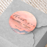 Sticker Rond Mariage du Merci de Sunset Mountain<br><div class="desc">Profitez de cette calligraphie de montagne au coucher du soleil merci autocollant avec le nom de la mariée et du marié avec la date.</div>