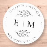 Sticker Rond Mariage Élégant Chic Moderne Simple Chic Monogramm<br><div class="desc">Composé de simples lignes droites avec script cursif classique et typographie serif. Ces éléments sont simples,  intemporels et classiques. Il est conçu par White Paper Birch Co. exclusif pour Zazzle. Disponible ici : http://www.zazzle.com/store/whitepaperbirch</div>