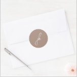Sticker Rond Mariage Élégant Monogramme Script Neutre Terrien<br><div class="desc">Autocollants de mariage élégants avec un design classique avec votre monogramme dans une police de caractères script.</div>