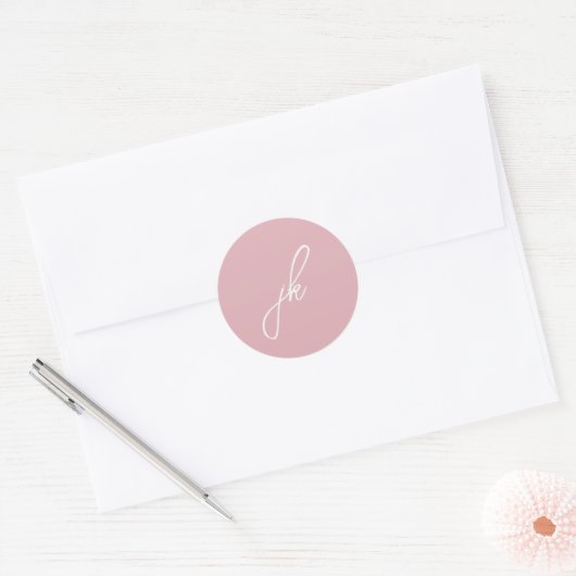 Sticker Rond Mariage Élégant Monogramme Script Rose (Enveloppe)