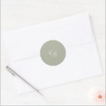 Sticker Rond Mariage Élégant Vert Classique Subtil<br><div class="desc">Autocollants de mariage classiques présentant un design simple et intemporel avec votre monogramme dans une écriture élégante.</div>