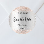 Sticker Rond Mariage en or rose argent Enregistrer la date<br><div class="desc">Un autocollant Enregistrer la date pour votre mariage. Un arrière - plan faux argenté,  du texte noir. Décoré de confettis d'or rose. Personnalisez et ajoutez vos noms et votre date de mariage.</div>