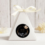 Sticker Rond Mariage exclusif de monogramme Floral d'or noir<br><div class="desc">Notre collection "Exclusive Gold and Black Floral Mariage" présente une aquarelle aérée,  des fleurs noires et dorées et un feuillage abondant. Associé à un script élégant prêt à la personnalisation,  il est une collection mariage chic et moderne. Consultez notre magasin pour plus d'articles correspondants.</div>