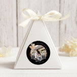 Sticker Rond Mariage exclusif de monogramme Floral d'or noir<br><div class="desc">Notre collection "Exclusive Gold and Black Floral Mariage" présente une aquarelle aérée,  des fleurs noires et dorées et un feuillage abondant. Associé à un script élégant prêt à la personnalisation,  il est une collection mariage chic et moderne. Consultez notre magasin pour plus d'articles correspondants.</div>
