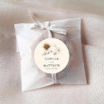 Sticker Rond Mariage Fleur sauvage d'automne<br><div class="desc">Élevez votre mariage avec notre Sticker rond classique Fleur sauvage d'automne. Parfaits pour sceller les enveloppes ou décorer les faveurs, ces autocollants présentent de charmants fleurs sauvages d'automne. Customisez avec vos noms et la date du mariage pour une touche personnelle. Objets correspondants dans notre collection Bohemian Fall Garden Wedding -...</div>