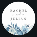 Sticker Rond Mariage floral bleu aquarelle<br><div class="desc">Un design floral élégant avec des fleurs d'aquarelle bleue peinte. Les détails du texte et les couleurs peuvent être modifiés.</div>