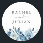 Sticker Rond Mariage floral bleu aquarelle<br><div class="desc">Un design floral élégant avec des fleurs d'aquarelle bleue peinte. Les détails du texte et les couleurs peuvent être modifiés.</div>
