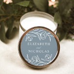 Sticker Rond Mariage floral croisé Dusty Blue<br><div class="desc">Élégant autocollant de mariage floral avec des fleurs blanches et des feuilles avec un arrière - plan bleu poussiéreux. Personnalisez les autocollants de mariage floral avec vos noms. Les autocollants à fleurs sont parfaits pour sceller les enveloppes mariages, les faveurs de mariage, et plus encore! Conçu pour coordonner avec notre...</div>