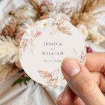 Sticker Rond Mariage floral minimaliste Boho Fall<br><div class="desc">Un autocollant minimaliste de mariage de saumons boho avec des pivoines blanches aquarelles,  des roses de pêche doux et un bouquet floral d'herbe pampas sur un arrière - plan couleur crème d'ivoire.</div>