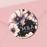 Sticker Rond Mariage floral rose moderne<br><div class="desc">Design mariage moderne moderne, noir et blanc, mignon et sobre. Un look classique mais fantaisiste avec des fleurs noires, grises et crème avec des polices noires et des lettres modernes. Modifiez tout le texte à vos propres informations. Vous pouvez même changer la couleur arrière - plan à tout ce que...</div>