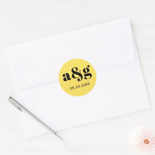 Sticker Rond Mariage jaune monogramme simple et élégant (Enveloppe)