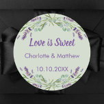 Sticker Rond Mariage lavande eucalyptus sauge L'amour est doux<br><div class="desc">Arrière - plan vert Sage. Texte mauve : L'amour est doux. Personnalisez et ajoutez vos noms et la date du mariage. Décoré de fleurs de lavande aquarellées et de verdure d'eucalyptus. Pour les faveurs sucrées comme le chocolat,  les biscuits.</div>