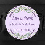 Sticker Rond Mariage lavande violet eucalyptus L'amour est doux<br><div class="desc">Arrière - plan violent. Texte mauve : L'amour est doux. Personnalisez et ajoutez vos noms et la date du mariage. Décoré de fleurs de lavande aquarellées et de verdure d'eucalyptus. Pour les faveurs sucrées comme le chocolat,  les biscuits.</div>