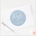 Sticker Rond Mariage Merci bleu mariage Favoriser<br><div class="desc">Mariage préférez les autocollants en bleu et blanc. Dites merci à vos invités mariages avec ces autocollants de mariage personnalisés dans une police de texte magnifique qui disait : Merci. Personnalisez avec vos noms et votre date de mariage. La couleur arrière - plan de ces autocollants peut être changée en...</div>