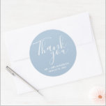 Sticker Rond Mariage Merci bleu mariage Favoriser<br><div class="desc">Mariage préférez les autocollants en bleu et blanc. Dites merci à vos invités mariages avec ces autocollants de mariage personnalisés dans une police de texte magnifique qui disait : Merci. Personnalisez avec vos noms et votre date de mariage. La couleur arrière - plan de ces autocollants peut être changée en...</div>